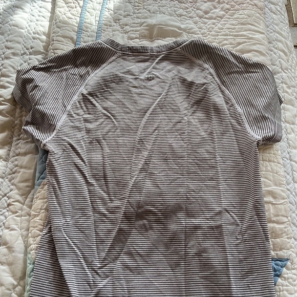 Lululemon swiftly tee, size 6, like new! - Picture 3 of 3